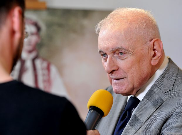 INTERVIU. Omul care a stat 26 de ani în umbra lui Mugur Isărescu: „Omenirea are nevoie de lecții de istorie, pentru că 50 de ani a avut ochii închiși și urechile astupate”