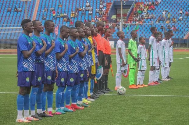 O echipă de fotbal sub 15 ani din Africa își acuză rivala că încalcă limita de vârstă. Fotografie virală cu echipele de start