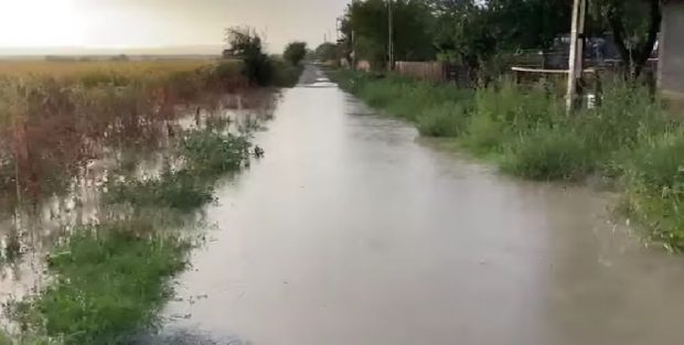 Inundații în Vrancea, după codul galben de ploi. Pompierii au fost chemați să scoată apa din zeci de gospodării