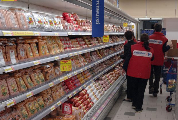 Carrefour va îngheța în Franța prețurile pentru 100 de produse, dar nu și în România. Explicația companiei