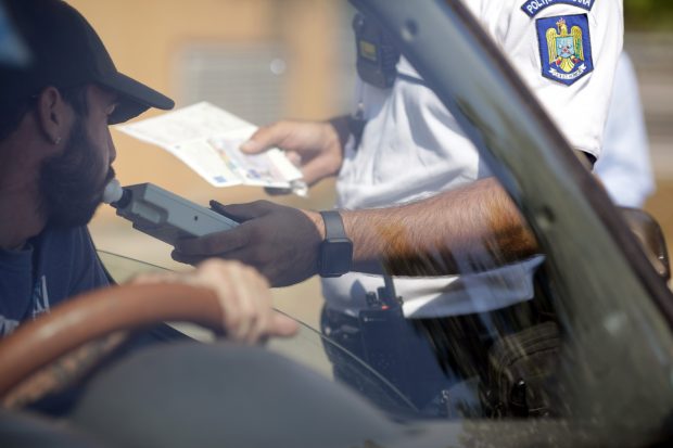 Pedeapsa primită de un șofer care a fost prins băut la volan și de două ori cu permisul suspendat. „A condus în ore mai puțin aglomerate”, au motivat judecătorii