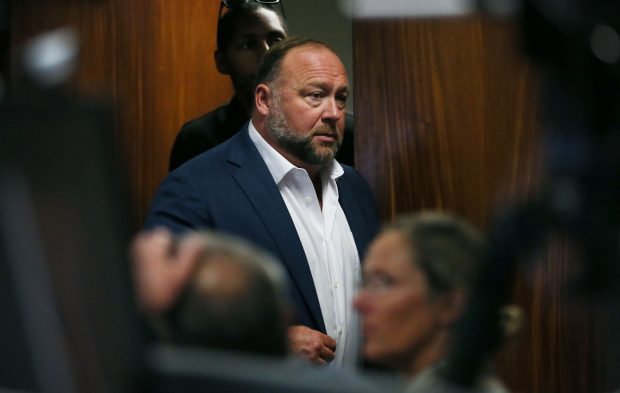 Americanul care a susținut că 20 de copii și 6 adulți au murit împușcați într-un atac pus la cale de guvern va plăti 4 milioane de dolari părinților unei victime