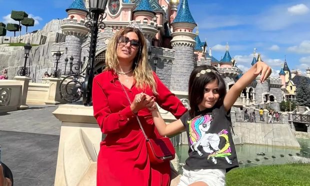 Amalia Enache s-a distrat cu fiica ei la Disneyland Paris: “E o fetiță mult mai curajoasă decât mama ei. Eu am un rău de mișcare în bărci, în mașină”