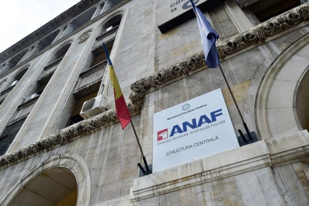 Doi inspectori de la ANAF București, acuzați că au luat mită zeci de mii de euro de la firme. Șpagă de 10.000 de euro pentru o diplomă de BAC