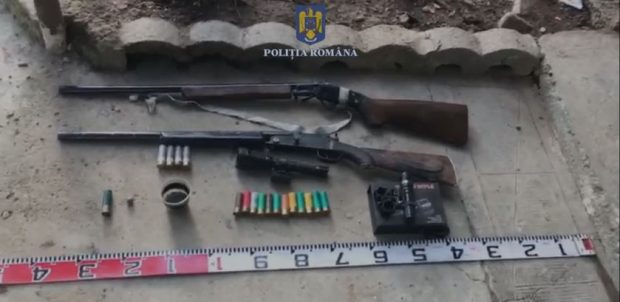 Arme şi muniţie confiscate de către poliţişti la Arad, iar un bărbat a fost reținut pentru nerespectarea regimului armelor și al munițiilor