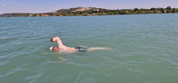 Înotătorul Avram Iancu a întrerupt traversarea Lacului Balaton din cauza „riscului iminent de înec”