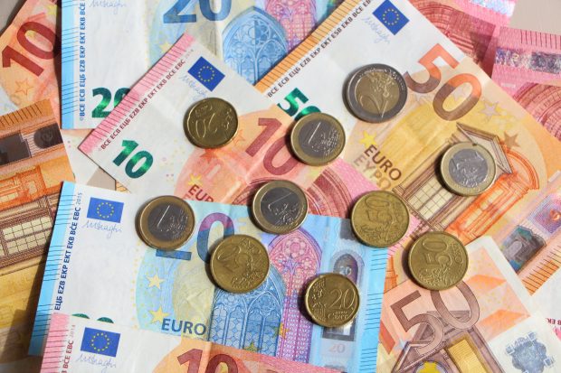 Economia României, afectată de cel mai ridicat deficit din UE. Ce scrie presa din Germania