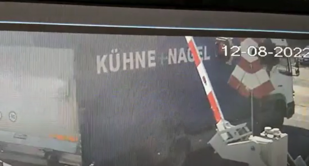 Trei trenuri întârziate, după ce un șofer de TIR a rupt bariera unei treceri peste calea ferată, la Petricani. Momentul a fost filmat