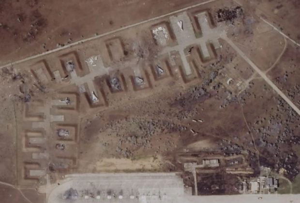 Imaginile din satelit arată distrugeri masive la baza aeriană rusă din Crimeea. Rusia a negat că a fost un atac