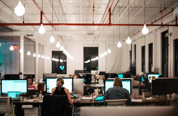 Revenire în forță pe piața muncii pentru startup-uri și companiile mici: peste 100.000 de joburi noi în primele 8 luni ale anului