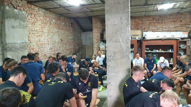 Meci întrerupt în campionatul Ucrainei, după o alarmă aeriană. Jucătorii s-au refugiat într-un buncăr