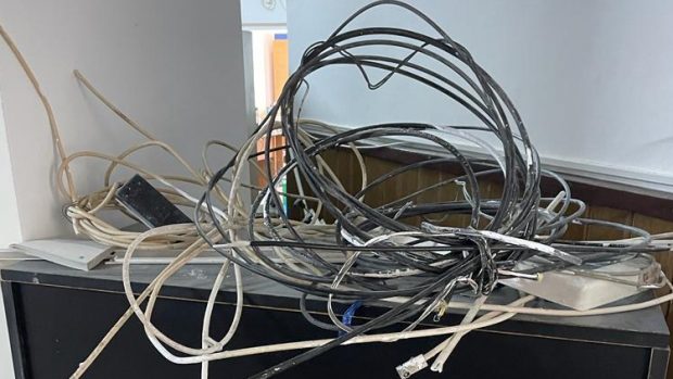 130 de candidați la permisul de conducere nu au mai dat „sala”, după ce un angajat a smuls fibra optică, la Ploiești