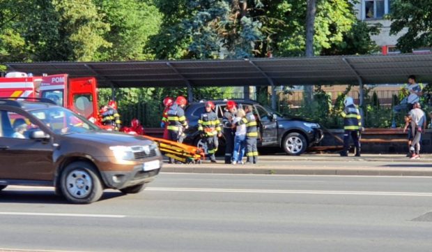O mașină a intrat în plin într-o stație de autobuz, în Baia Mare. Șoferul, pasagerul din dreapta și un copil au fost răniți