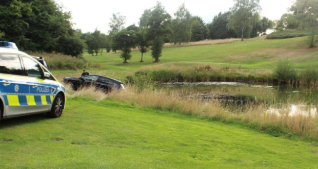 Aventurile unei șoferițe în Germania: a intrat pe un teren de golf, printre jucători, și a aterizat într-un iaz. Ce pagube a produs