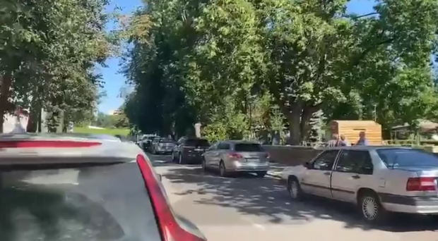 Coadă de peste 700 de vehicule la Narva, la granița Rusiei cu Estonia. Se așteaptă 10 ore pentru a trece vama. „Vă grăbiți spre Geiropa?”