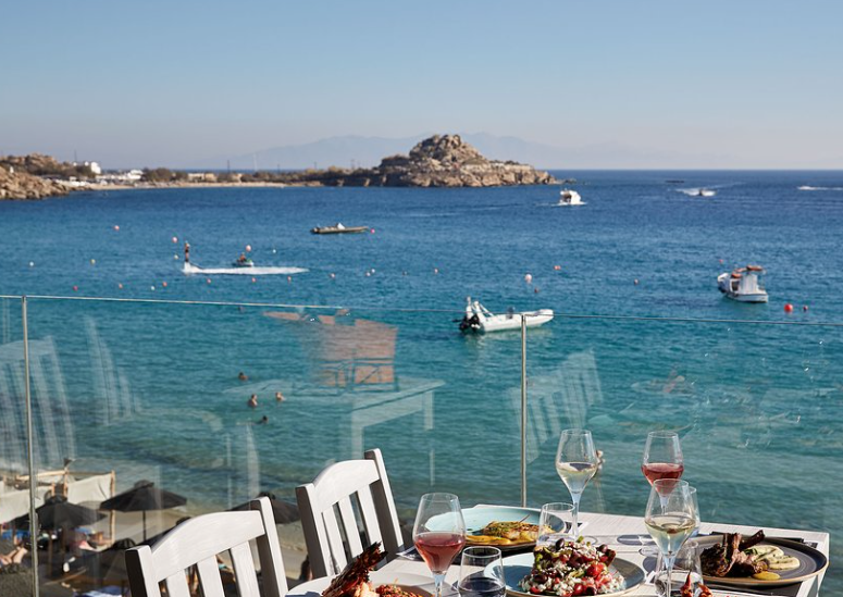 Mărturii ale unor turiști străini care au plătit note de plată exorbitante la un cunoscut bar din Mykonos: „Când am văzut nota, era să leșin!”
