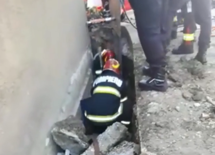 Doi muncitori au fost surprinși de o surpare de pământ, în Oradea. Unul dintre ei nu a mai putut fi salvat
