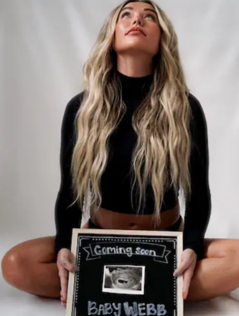 „Am creat un înger înainte ca cerul să ia unul”. Modelul Kelly Kay, însărcinată cu un jucător de fobal american care a murit luna trecută