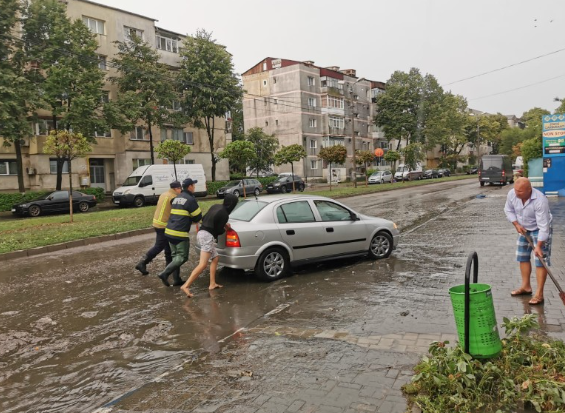 O șoferiță a sunat la 112 pentru a fi scoasă dintr-o intersecție inundată din Botoșani