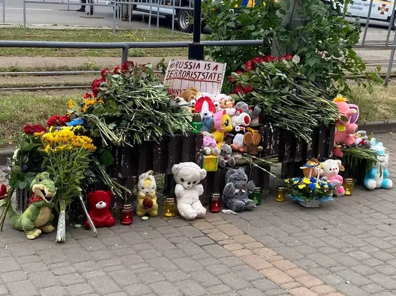 Femeie filmată când fură jucăriile depuse la un memorial pentru copiii uciși de rachetele trase la Vinița
