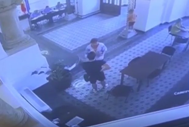 Imagini din Primăria Capitalei. Camerele de supraveghere au surprins accidentul băiatului peste care a căzut o statuie
