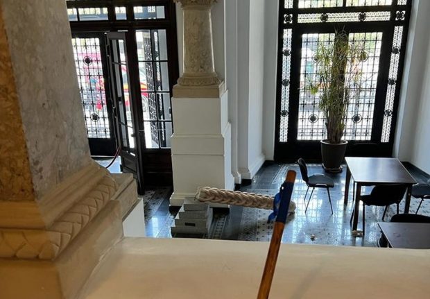 O statuie din Primăria Capitalei a căzut peste un copil în vârstă de 7 ani. Băiatul, dus la spital