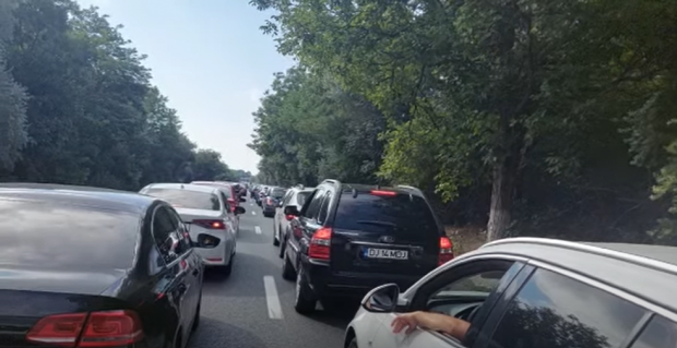 Trafic intens spre sudul litoralului, blocaj între Agigea și Eforie. Polițiștii propun rute alternative pentru șoferi  |  VIDEO
