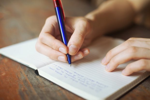 Cum se scrie corect de-a lungul/de-alungul sau dealungul