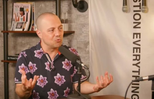 Dan Badea spune că îi este rușine de versurile pe care le-a scris, cu ani în urmă, pentru piesa „Superfemei”: „Doamne! Acum, n-ar mai fi OK”