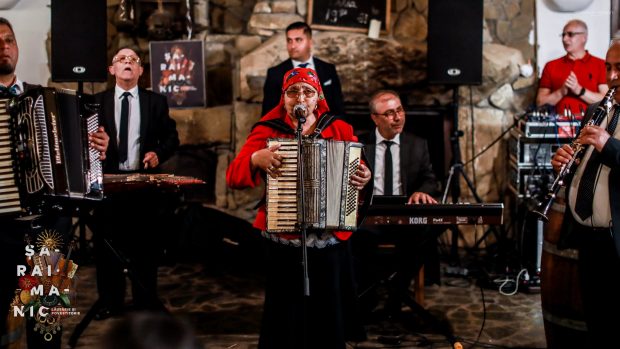 INTERVIU. Doamna Mioara de la Vărbilău, singura acordeonistă dintre lăutari: „Când mi-au propus să cânt în club, am zis: Ce să caut eu, femeie bătrână, acolo? Râde tineretul”. Dar n-a râs