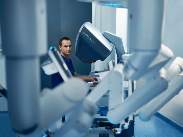 PREMIERĂ în chirurgia robotică: Pacientă cu hernie incizională gigantă, operată robotic prin cea mai modernă tehnică chirurgicală de reconstrucție a peretelui abdominal