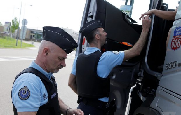 Șofer român de TIR cu salariu de 8-9.000 de euro pe lună, prins cu droguri de un sfert de milion de euro în camion, cu trei săptămâni înainte de nuntă, în Franța