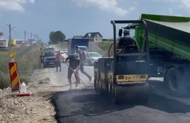 Localnicii din Bosanci și-au asfaltat singuri drumul plin de gropi din comună. Aceștia riscă sancțiuni penale