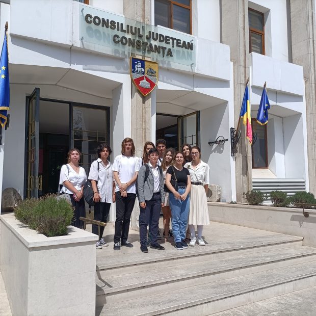 Elevii nu au fost lăsați să participe la dezbaterea legii educației de la Constanța. „Fac întâlniri doar cu oamenii care sunt de acord cu legea”