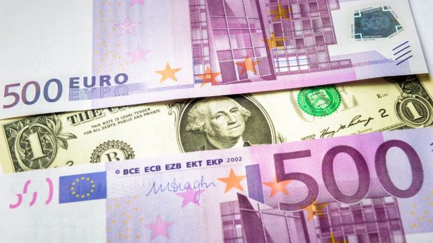 Euro, la un nou minim istoric din ultimii 20 de ani. Moneda europeană a scăzut sub 0,99 dolari