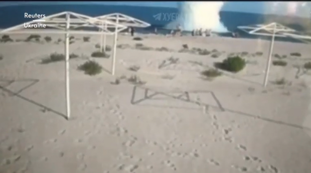 Imagini cu explozia unei mine de război pe o plajă din apropiere de Odesa. Două persoane au murit – VIDEO