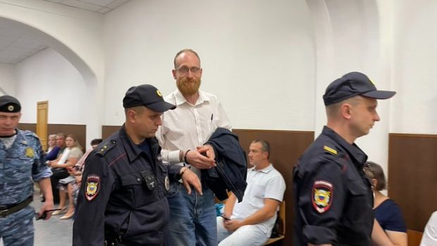 Jurnalistul rus Andrei Zayakin, un militant împotriva plagiatului, riscă 8 ani de închisoare pentru că a donat 16 dolari fundației lui Navalnîi