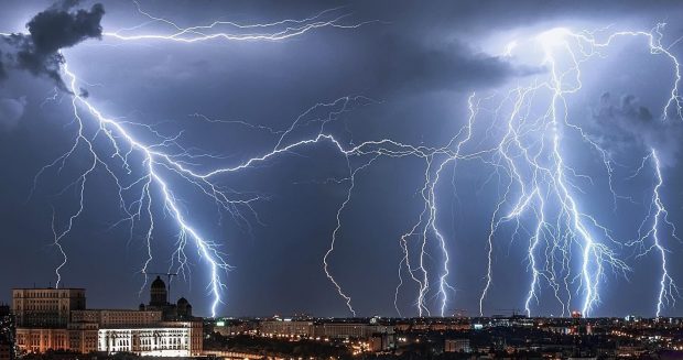 Furtuna de fulgere de sâmbătă noaptea, din București, spectacol unic: „Din păcate, niciun strop de ploaie”