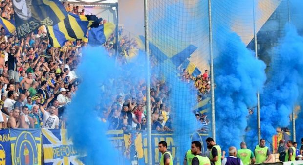 Un lider al galeriei Petrolului susține că dă șpagă ca jandarmii să introducă petarde și fumigene pe stadion: „Nu glumesc, v-o spun în direct”