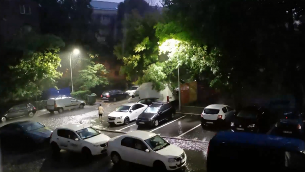 Gardul unei biserici din București, avariat în urma furtunii de marți seară