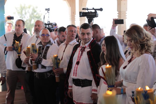 Amenințare cu bombă la nunta lui George Simion care are loc în Măciuca, județul Vâlcea. Intervin polițiștii și pirotehniștii