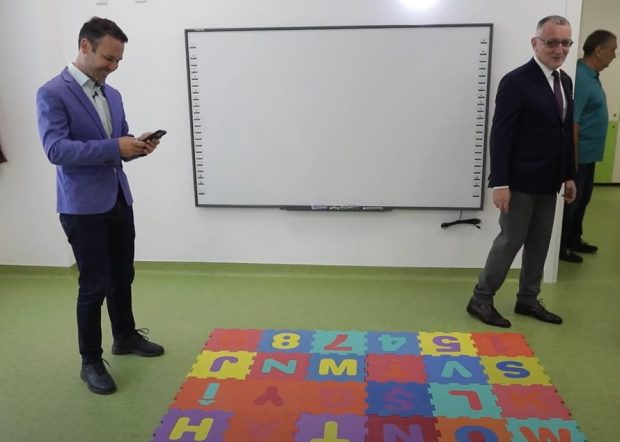 „Puie monta”, scris pe un covor-puzzle la o grădiniță inaugurată de Cîmpeanu. Robert Negoiță: „Cine a aranjat Lego ăsta? Foarte inspirat”
