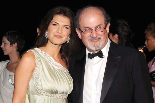 INTERVIU cu Monica Bîrlădeanu despre Salman Rushdie. Amintiri de la o petrecere românească în L.A.: „A fost atât de bucuros să vorbească despre fotbal și să asculte rețeta de sarmale”