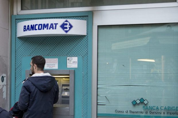 14 români, arestaţi în Italia pentru clonare de carduri bancare