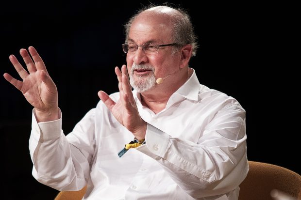 Noi detalii despre starea lui Salman Rushdie. Poate respira singur și poate vorbi, spune agentul scriitorului