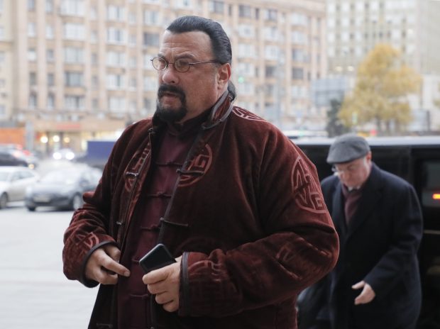 Steven Seagal îi vizitează pe separatiștii din Donbas, pentru a „schimba percepția” asupra războiului din Ucraina
