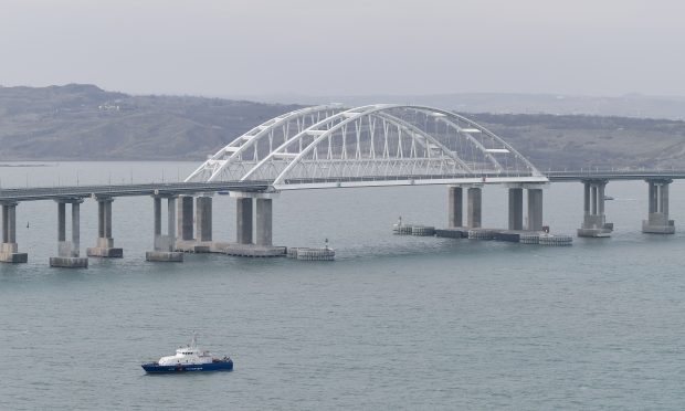 Ucraina ameninţă că va distruge podul de la Kerci, care leagă Crimeea de Rusia continentală