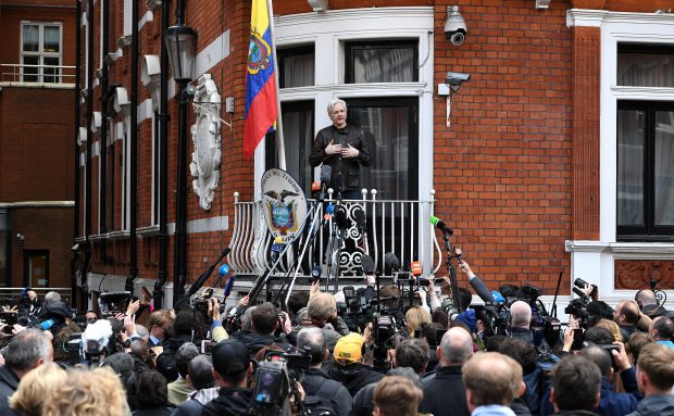 CIA, dată în judecată pentru spionarea jurnaliștilor și avocaților care s-au întâlnit cu Julian Assange