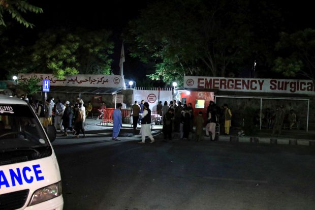 Moschee din Kabul, distrusă de o explozie uriașă în timpul rugăciunii de seară. Încă nu se știe numărul exact al persoanelor ucise
