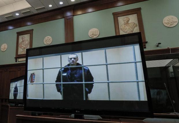 Alexei Navalnîi anunță că a fost plasat în izolare. Motivul oficial: s-a deschis la nasturele de sus al uniformei de deținut
